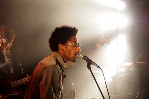 Ariel-Tintar-musicien-du-groupe-Pendentif-concert-live-La-Maroquinerie-Paris-Mafia-Douce-Tour-by-Uni