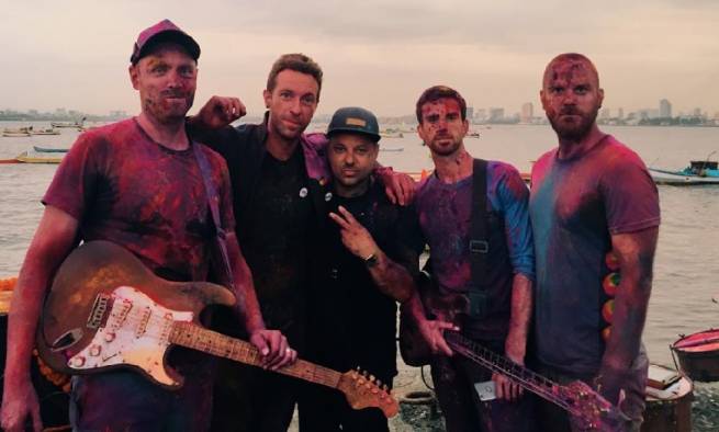 Interview: Ben Mor qui nous parle du tournage du clip d'Hymn For The Weekend et de son travail avec le groupe